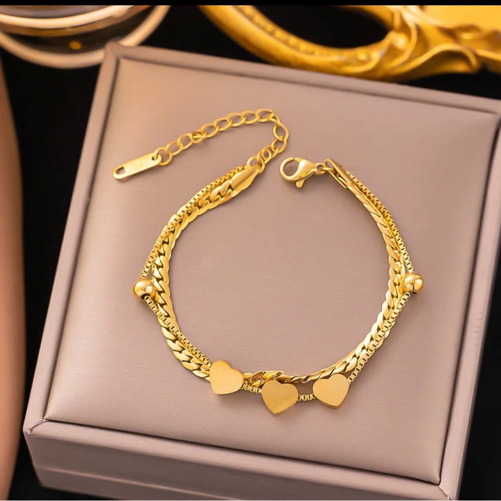 New Adjustable 18k Gold
Stainless Steel Heart Bracelet.